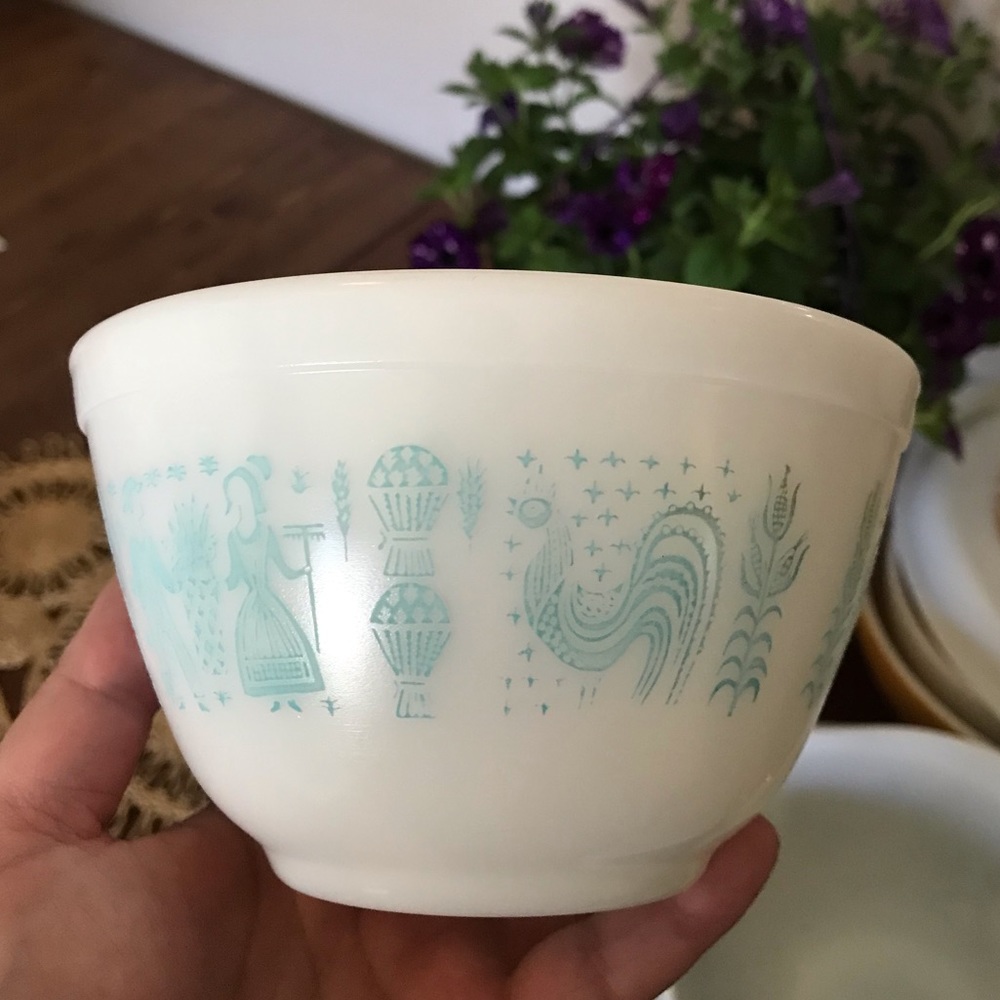 Vintage Pyrex Butterprint 401 mixing bowl - dishwasher damage - 1 1/2 Pint